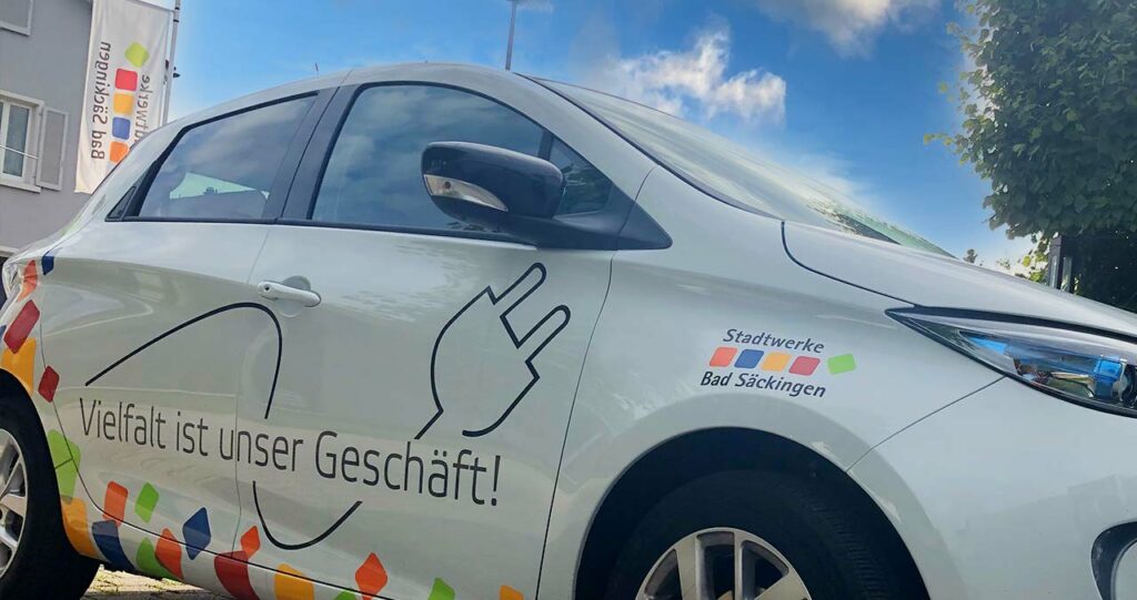 Ein Car-Sharing-Fahrzeug der Stadtwerke ist zusehen.