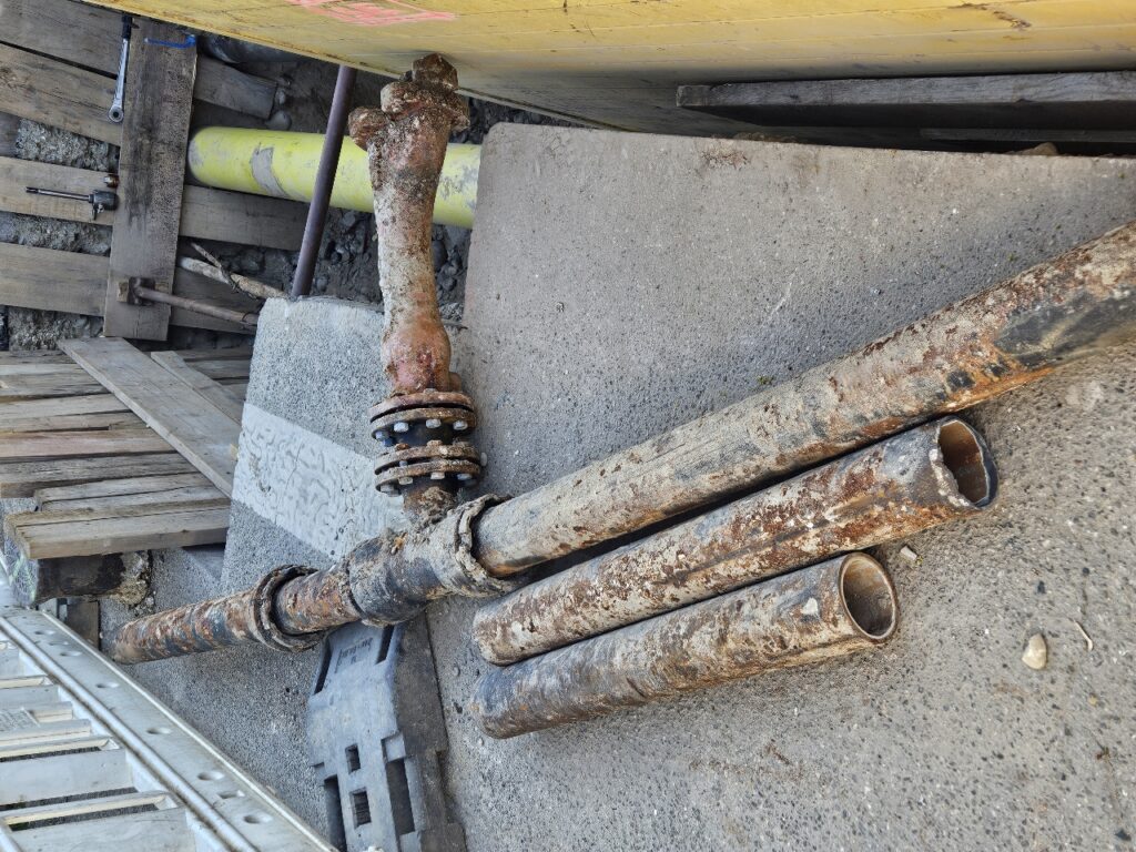 alte rostige Wasserleitungen